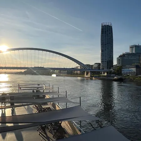 Executive Pristavna *